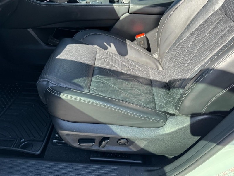 Nissan Rogue Vehicle Image 15