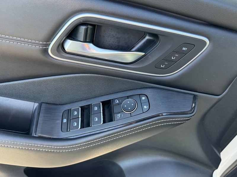 Nissan Rogue Vehicle Image 16