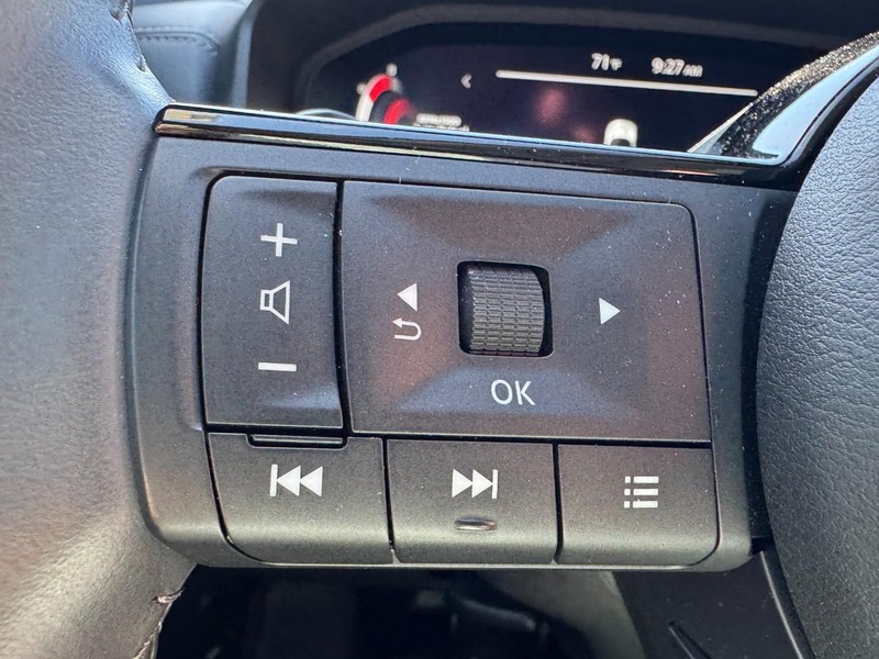 Nissan Rogue Vehicle Image 17