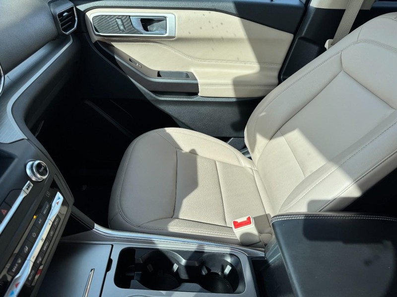 Ford Explorer Vehicle Image 14