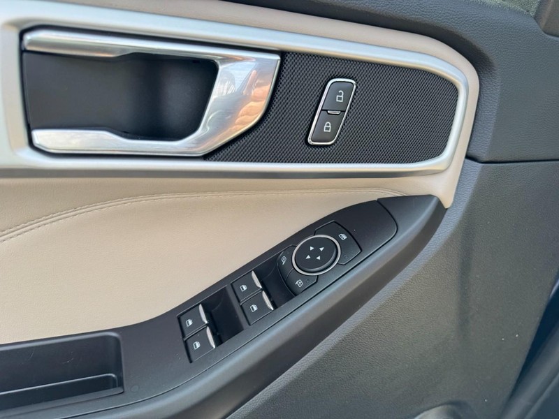 Ford Explorer Vehicle Image 16