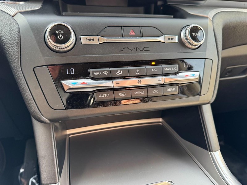 Ford Explorer Vehicle Image 19