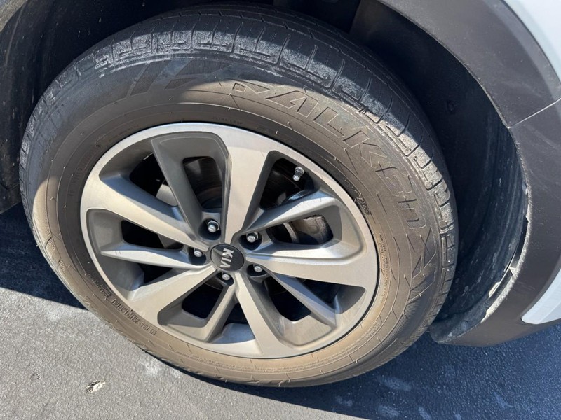 Kia Sorento Vehicle Image 05
