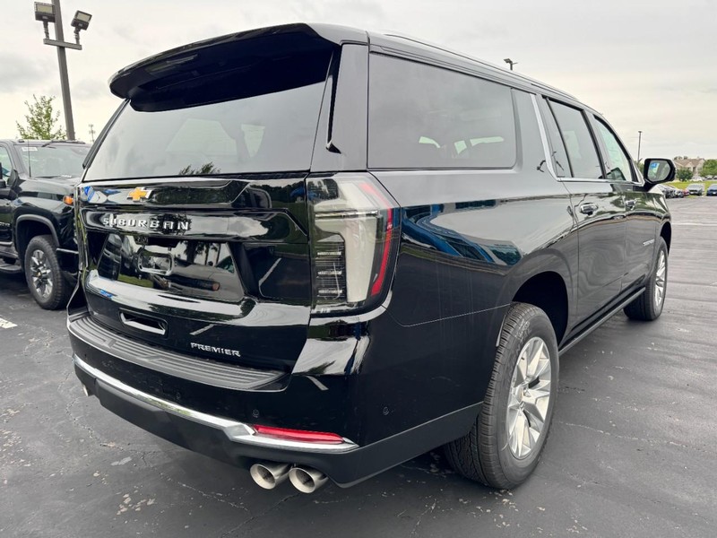 Chevrolet Suburban Vehicle Image 03