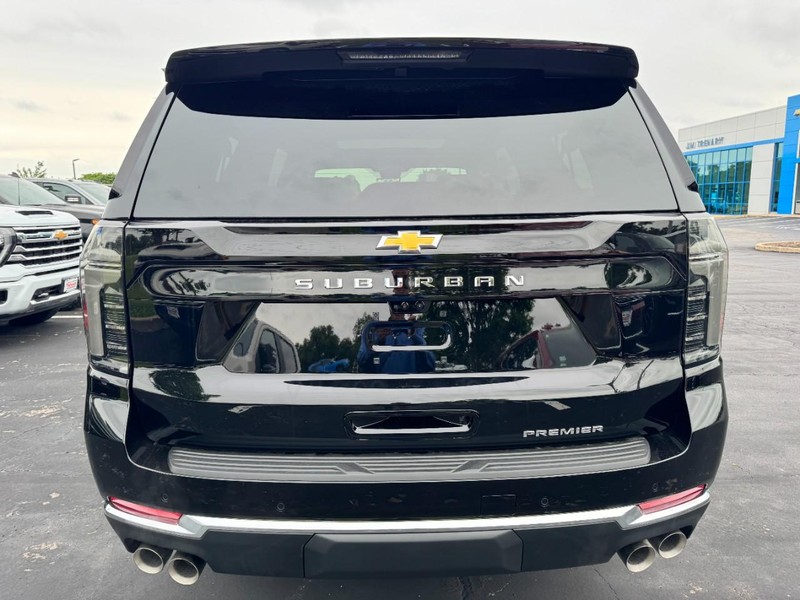 Chevrolet Suburban Vehicle Image 04