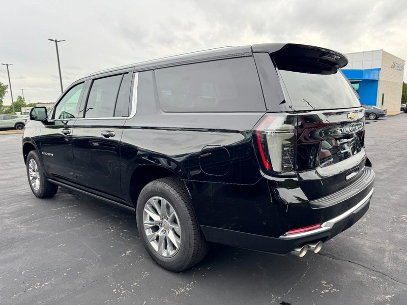 Chevrolet Suburban Vehicle Image 05