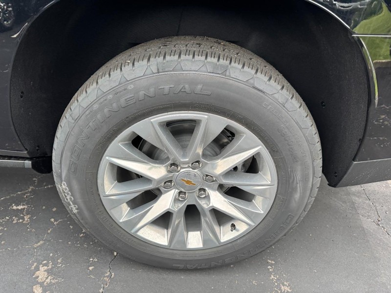 Chevrolet Suburban Vehicle Image 06