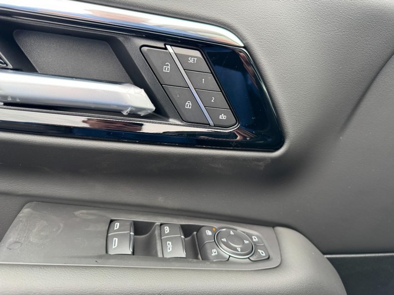 Chevrolet Suburban Vehicle Image 09