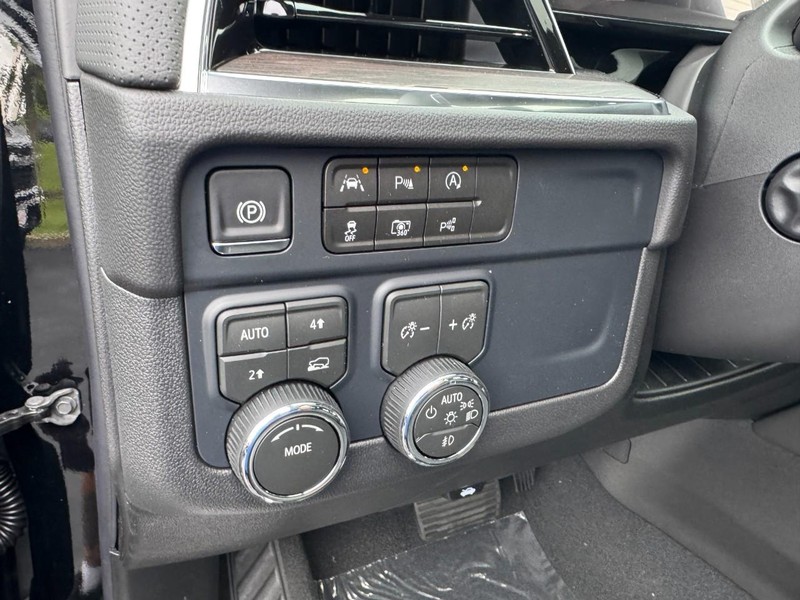 Chevrolet Suburban Vehicle Image 10