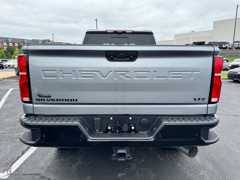 Chevrolet Silverado 2500HD Vehicle Image 05
