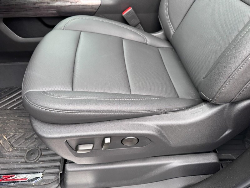 Chevrolet Silverado 2500HD Vehicle Image 16