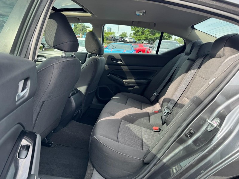 Nissan Altima Vehicle Image 10