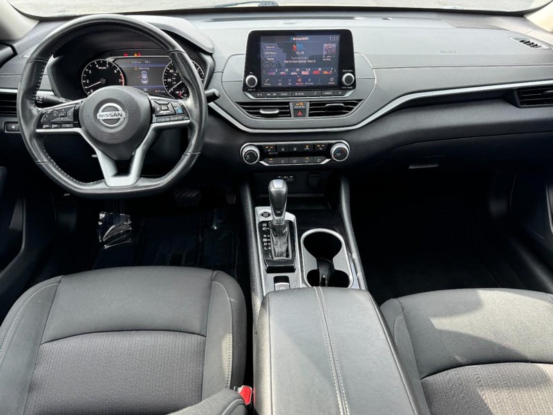 Nissan Altima Vehicle Image 12