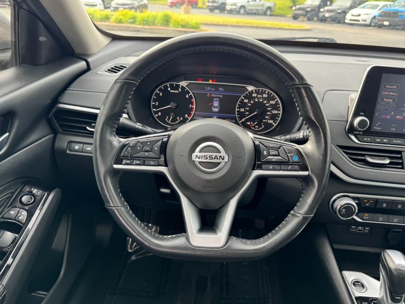 Nissan Altima Vehicle Image 13