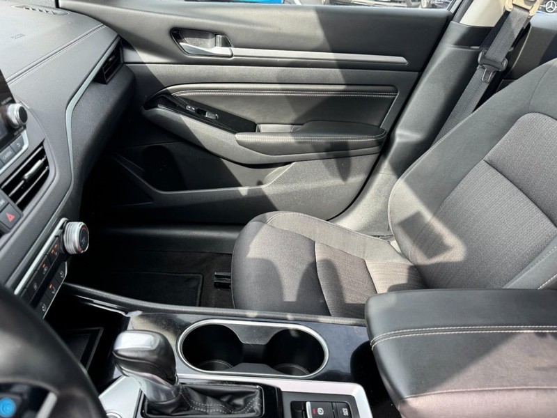 Nissan Altima Vehicle Image 14