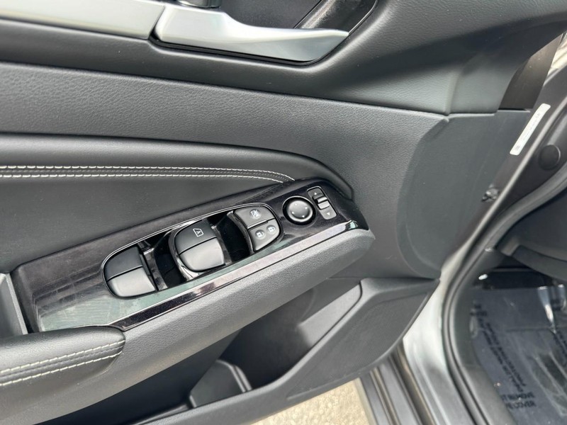 Nissan Altima Vehicle Image 16