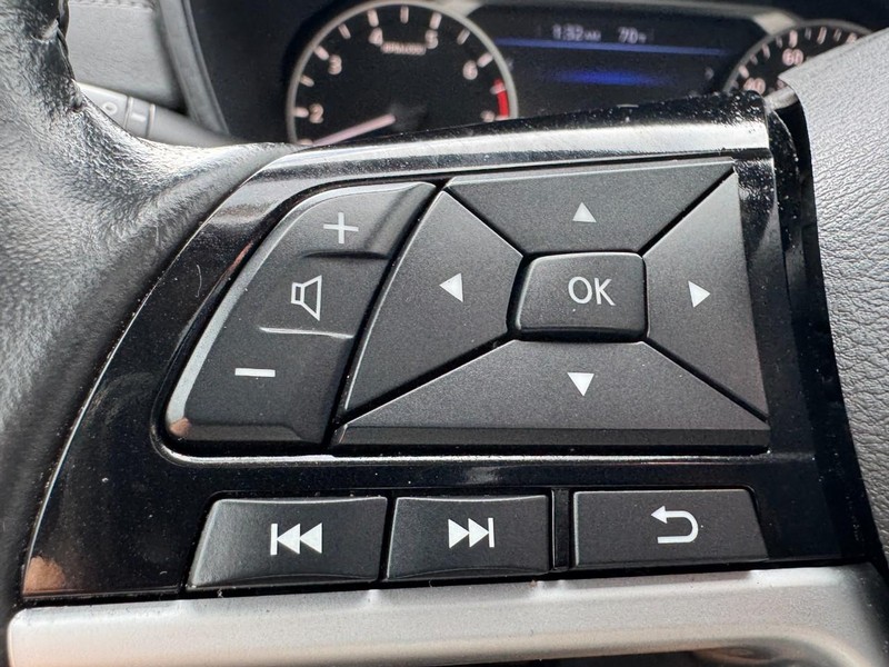 Nissan Altima Vehicle Image 17