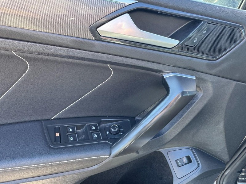 Volkswagen Tiguan Vehicle Image 16