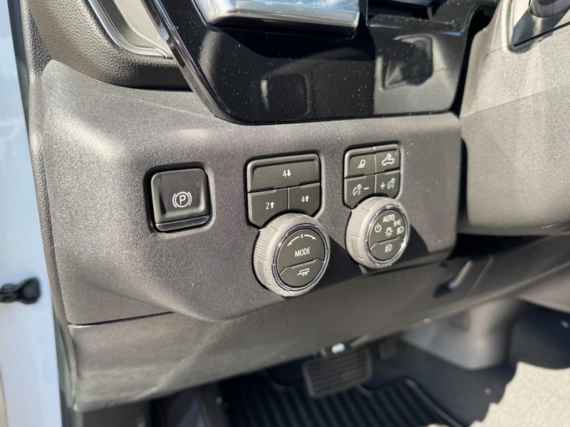 Chevrolet Silverado 2500HD Vehicle Image 12