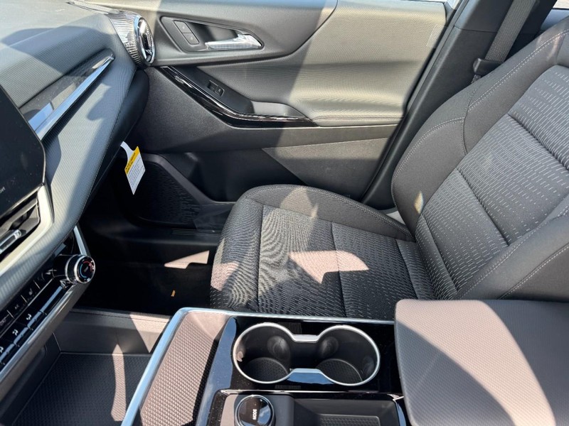 Chevrolet Equinox Vehicle Image 09