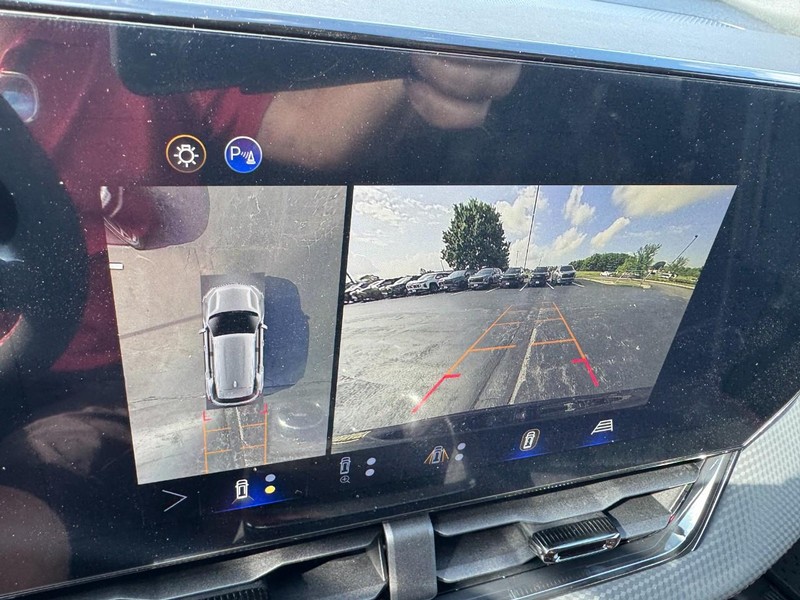 Chevrolet Equinox Vehicle Image 16