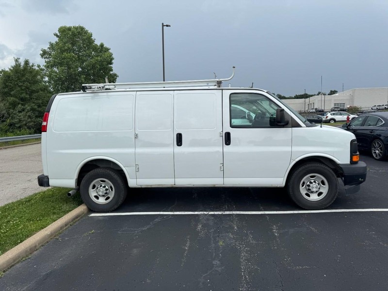 Chevrolet Express Cargo Van Vehicle Image 02