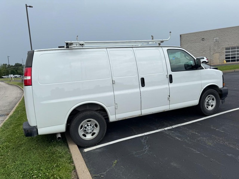 Chevrolet Express Cargo Van Vehicle Image 03