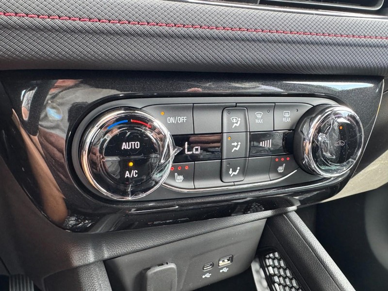Chevrolet TrailBlazer Vehicle Image 11