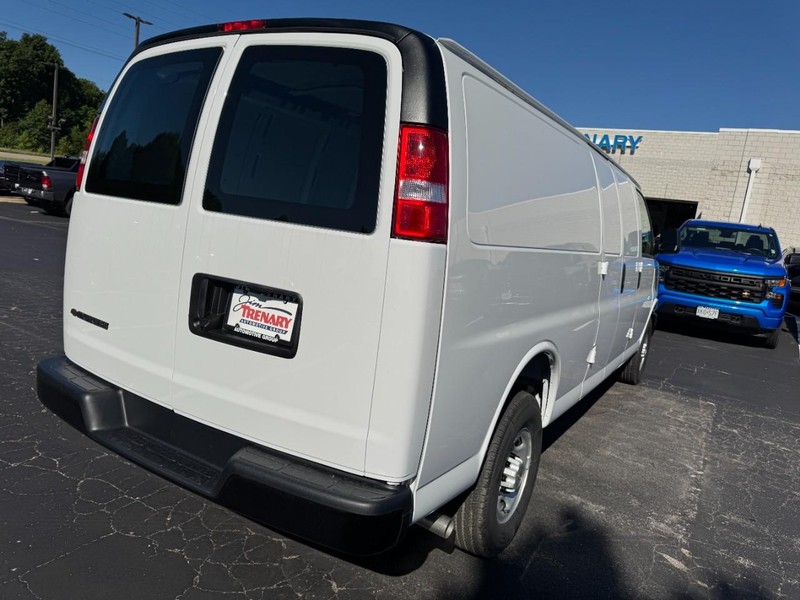 Chevrolet Express Cargo Van Vehicle Image 03