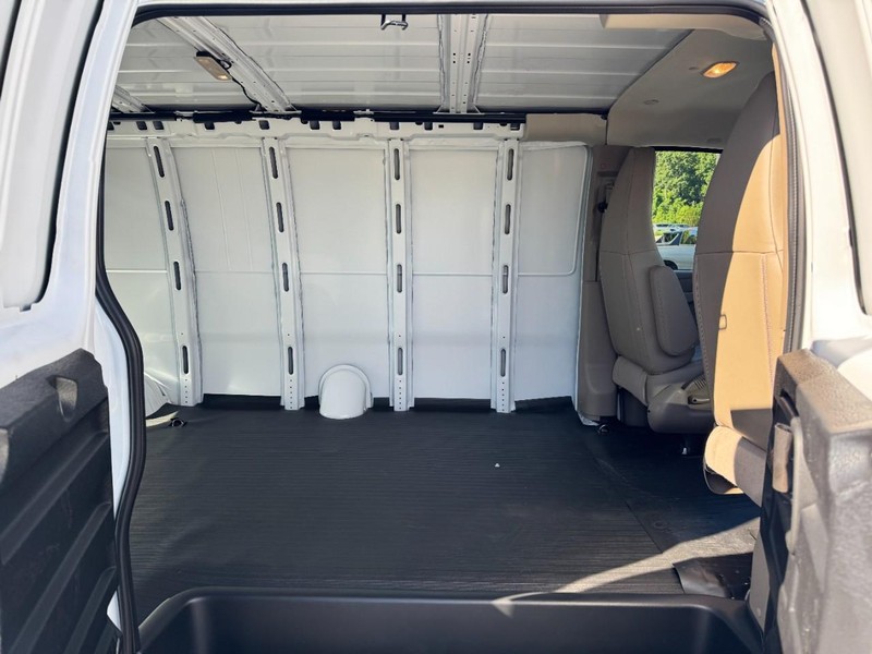 Chevrolet Express Cargo Van Vehicle Image 06