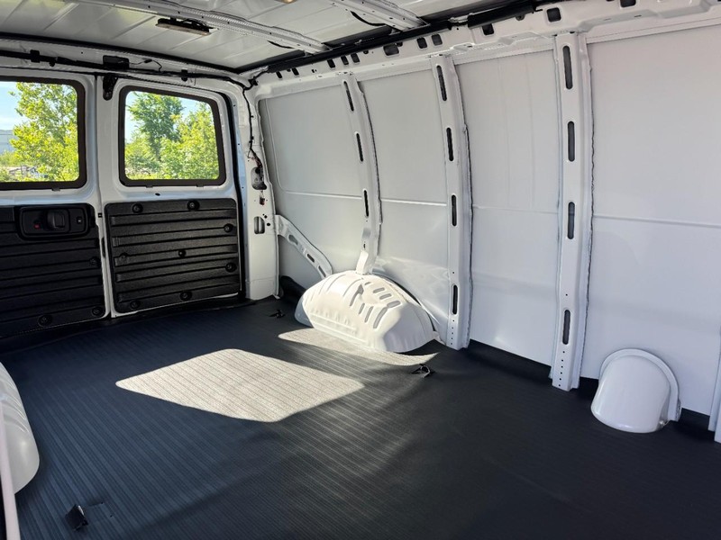 Chevrolet Express Cargo Van Vehicle Image 07