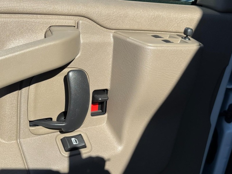 Chevrolet Express Cargo Van Vehicle Image 10
