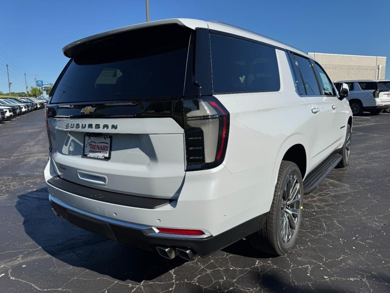 Chevrolet Suburban Vehicle Image 03