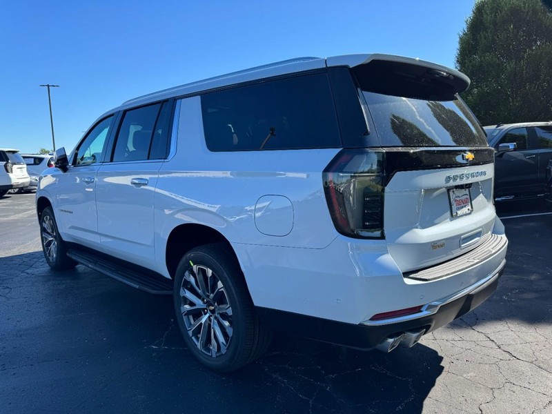Chevrolet Suburban Vehicle Image 05