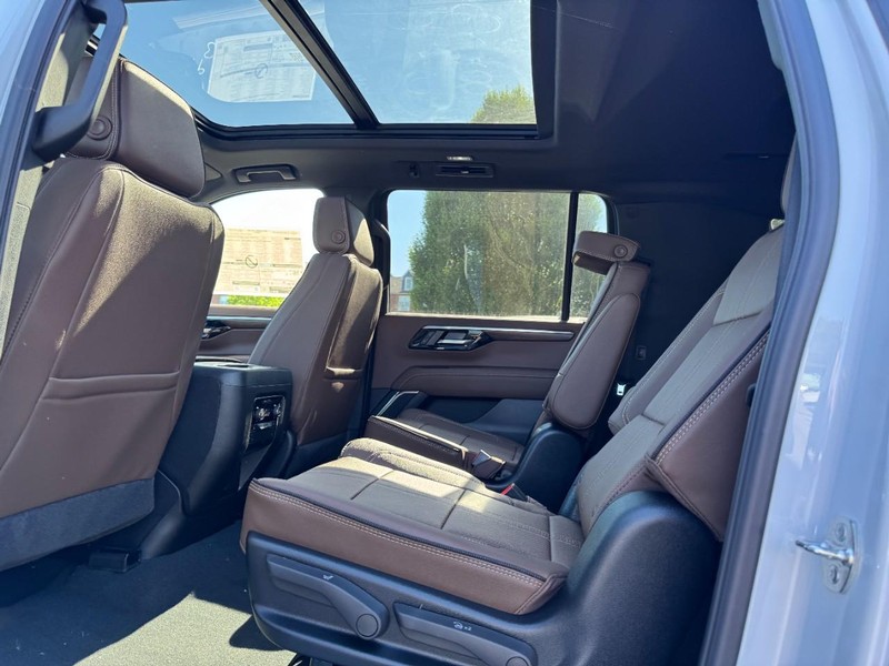 Chevrolet Suburban Vehicle Image 07