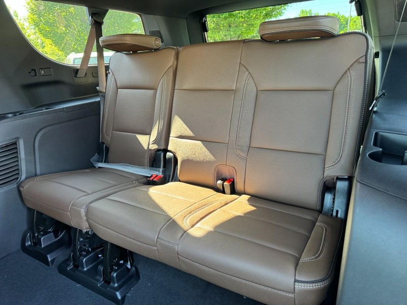 Chevrolet Suburban Vehicle Image 09