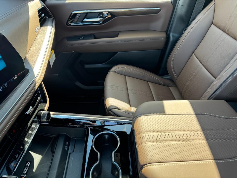Chevrolet Suburban Vehicle Image 10