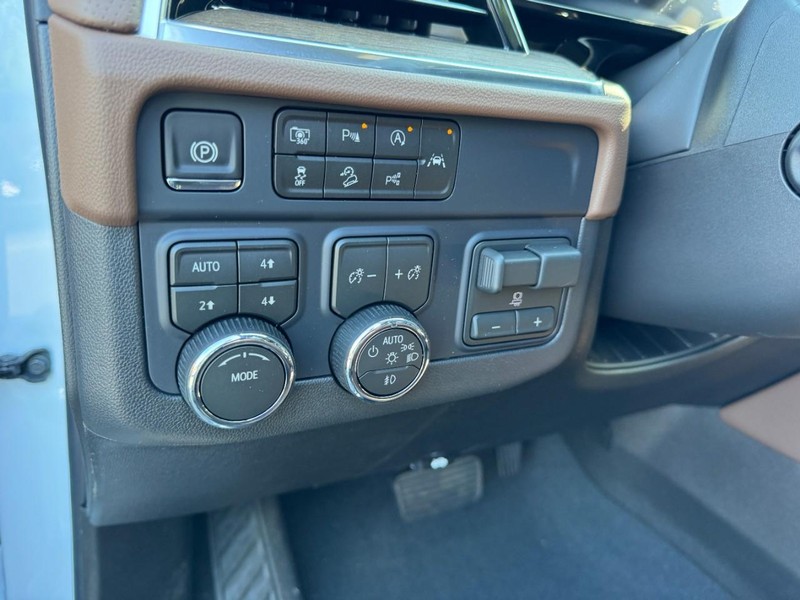 Chevrolet Suburban Vehicle Image 13