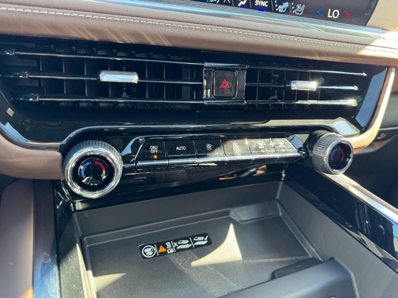 Chevrolet Suburban Vehicle Image 16
