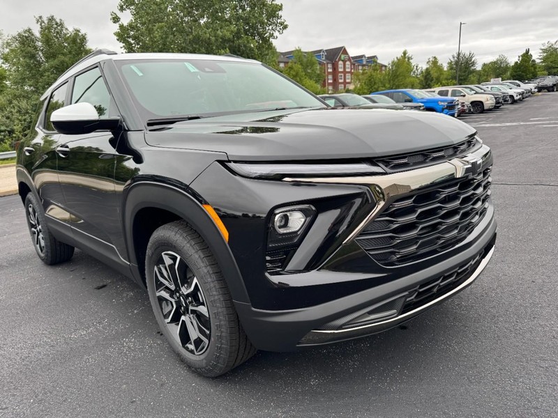 Chevrolet TrailBlazer Vehicle Image 02