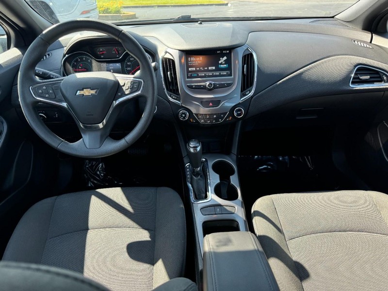 Chevrolet Cruze Vehicle Full-screen Gallery Image 11