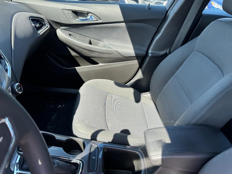 Chevrolet Cruze Vehicle Full-screen Gallery Image 13