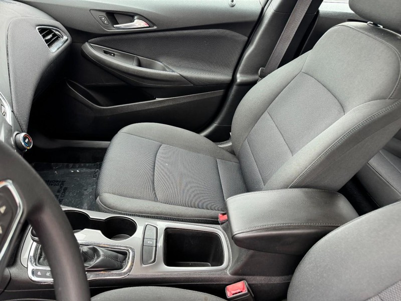 Chevrolet Cruze Vehicle Image 16