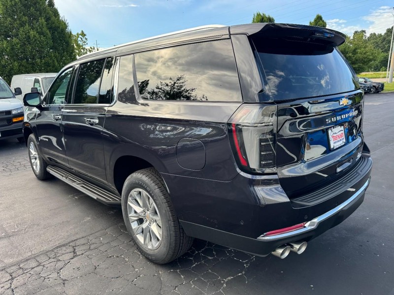 Chevrolet Suburban Vehicle Image 05