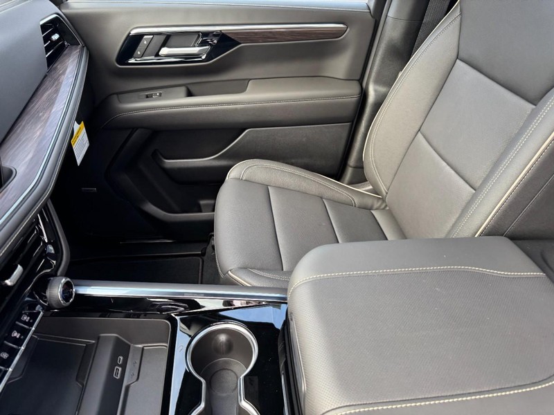 Chevrolet Suburban Vehicle Image 10