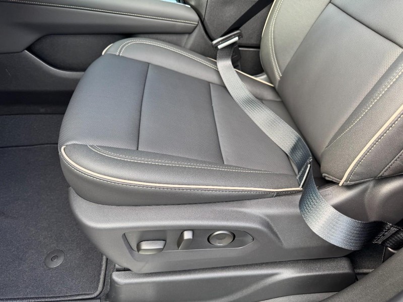 Chevrolet Suburban Vehicle Image 11