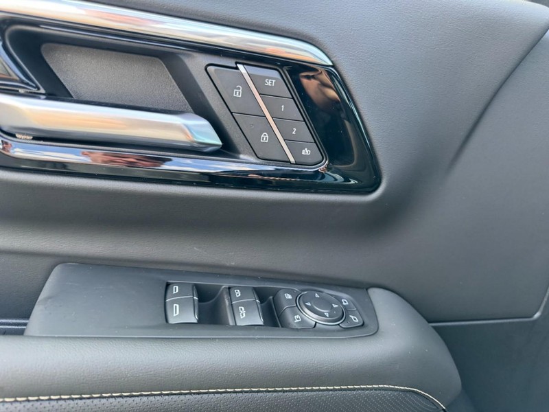 Chevrolet Suburban Vehicle Image 12