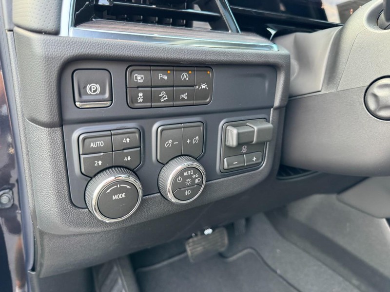Chevrolet Suburban Vehicle Image 13