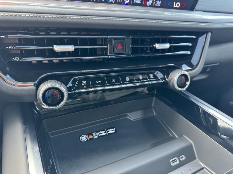 Chevrolet Suburban Vehicle Image 16