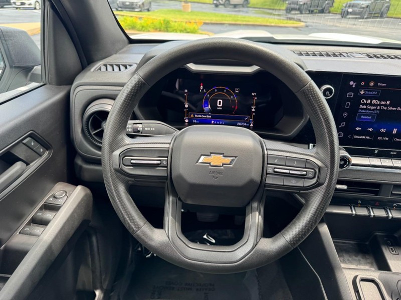 Chevrolet Colorado Vehicle Full-screen Gallery Image 12